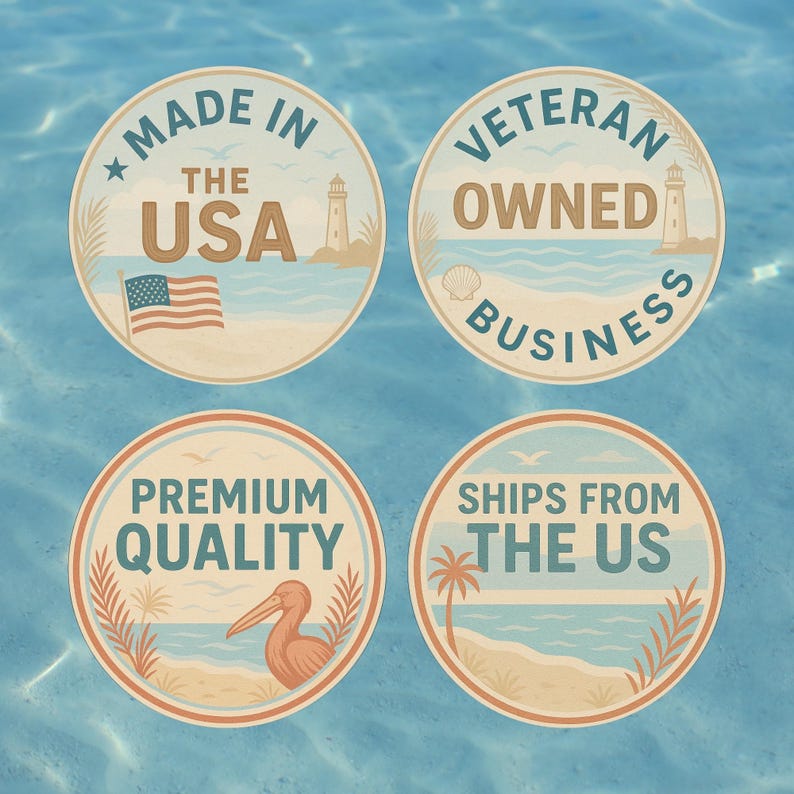 Peut inclure: Quatre autocollants circulaires sur le th&egrave;me de la plage. Les autocollants indiquent "Made in the USA", "Veteran Owned Business", "Premium Quality" et "Ships from the US". Chaque autocollant pr&eacute;sente un phare, une plage et une sc&egrave;ne oc&eacute;anique.