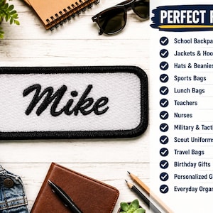 Puede incluir: Un parche rectangular bordado con fondo blanco y un borde negro grueso. El nombre Mike está cosido en cursiva negra en el centro. A la derecha, una lista titulada PERFECT FOR incluye artículos como mochilas, chaquetas, gorros y bolsos.