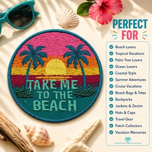 Puede incluir: Un parche bordado redondo que muestra una escena de atardecer con dos palmeras, un sol amarillo y el texto "TAKE ME TO THE BEACH" en color verde azulado. El parche está rodeado por gafas de sol, una concha, madera flotante y una estrella de mar.