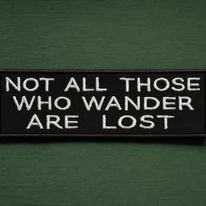 Toppa ricamata da 4" Non tutti coloro che vagano sono persi, da applicare con ferro da stiro/cucire, per giacca, abbigliamento, zaino, toppa "L'avventura attende il vagabondo".