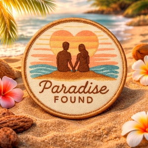 以下が含まれることがあります： 黒い持ち手と「But First, Coffee」の太字の黒い文字が入った白いセラミックマグ。マグカップはニュートラルな背景に置かれ、シンプルなデザインを際立たせています。