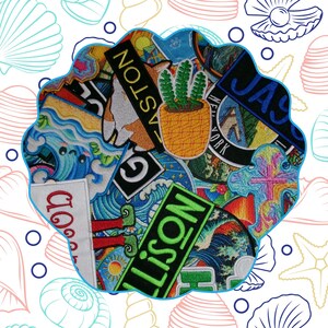 K&ouml;nnte beinhalten: Eine Sammlung farbenfroher, gestickter Aufn&auml;her in verschiedenen Formen und Designs, darunter ein Kaktus in einem Topf, Wellen und Texte mit der Aufschrift "ASTON" und "JAY". Die Aufn&auml;her sind in Form einer Muschel auf einem wei&szlig;en Hintergrund mit Muschel- und Seestern-Illustrationen angeordnet.