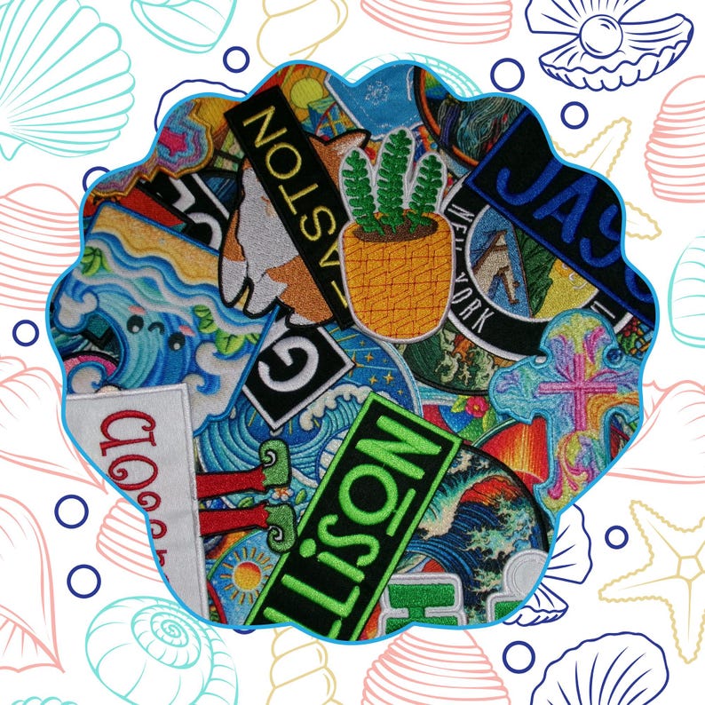 K&ouml;nnte beinhalten: Eine Sammlung farbenfroher, gestickter Aufn&auml;her in verschiedenen Formen und Designs, darunter ein Kaktus in einem Topf, Wellen und Texte mit der Aufschrift "ASTON" und "JAY". Die Aufn&auml;her sind in Form einer Muschel auf einem wei&szlig;en Hintergrund mit Muschel- und Seestern-Illustrationen angeordnet.