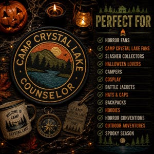 Può includere: Una toppa ricamata circolare con un paesaggio di montagna e lago con il testo Camp Crystal Lake Counselor, una tazza maculata con il testo Welcome to Camp Crystal Lake, una bussola e un'etichetta rettangolare Camp Crystal Lake 1985.