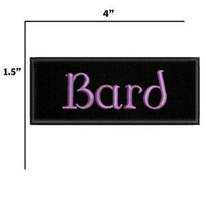 Pode incluir: Um remendo bordado preto com a palavra "Bard" em letras cor-de-rosa. O remendo mede 10 cm de largura e 3,8 cm de altura.