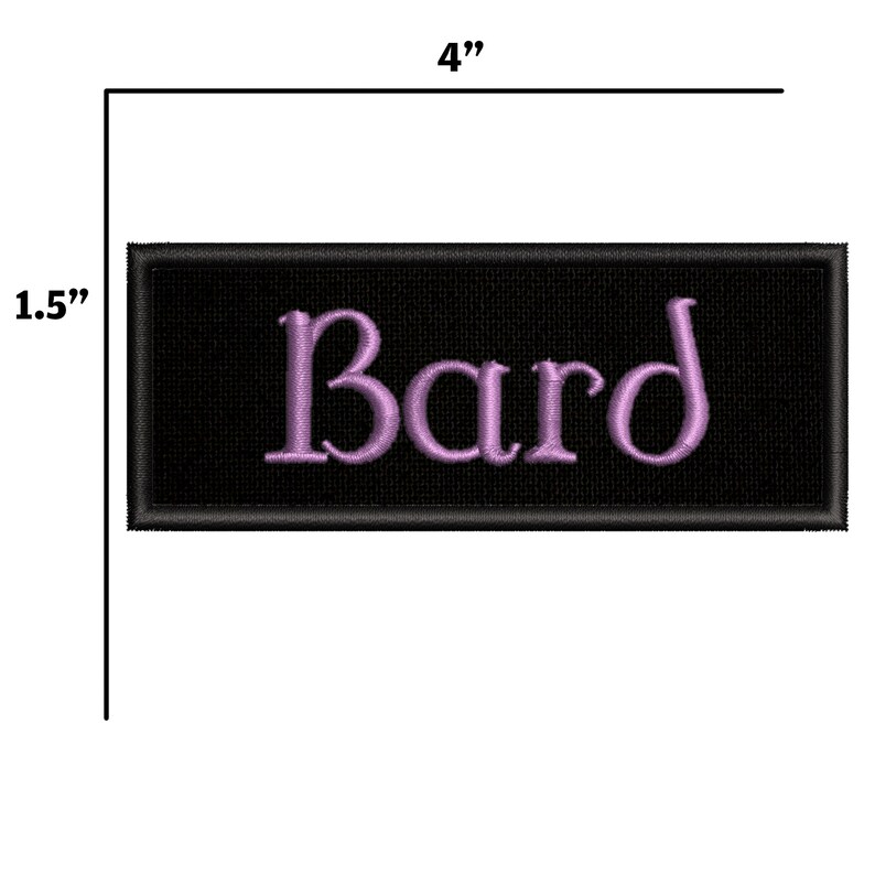 Pode incluir: Um remendo bordado preto com a palavra "Bard" em letras cor-de-rosa. O remendo mede 10 cm de largura e 3,8 cm de altura.