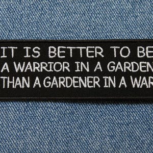 Parche termoadhesivo "Más vale guerrero en el jardín que jardinero en la guerra"/Aplique bordado para coser en chaqueta, ropa y mochila