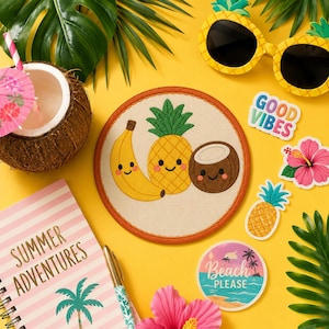 Puede incluir: Un parche de tela redondo con personajes bordados de dibujos animados de plátano, piña y coco con caras sonrientes. El parche tiene un borde naranja grueso y está rodeado por una bebida de coco, gafas de sol de piña, pegatinas y un cuaderno.