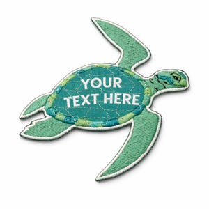 Pu&ograve; includere: Toppa ricamata a forma di tartaruga marina nei toni del verde e del turchese. La tartaruga ha un guscio strutturato con la scritta bianca "YOUR TEXT HERE". La toppa &egrave; rifinita con un bordo bianco.
