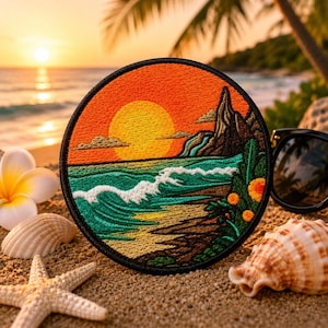 Può includere: Toppa rotonda ricamata raffigurante una scena di spiaggia al tramonto con un sole giallo, onde oceaniche e una montagna. La toppa ha un bordo nero. La toppa è sulla sabbia con conchiglie e occhiali da sole.