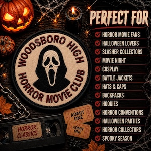 Peut inclure: Un écusson brodé circulaire représentant une silhouette fantomatique noire à capuche, entourée du texte WOODSBORO HIGH HORROR MOVIE CLUB en rouge foncé. L'écusson est présenté avec deux billets ADMIT ONE marron et une cassette VHS HORROR CLASSICS.