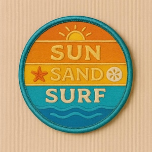 Puede incluir: Parche bordado circular con temática playera. El diseño presenta las palabras "SUN SAND SURF" con un sol, una estrella de mar y un dólar de arena. El parche tiene un borde azul y está sobre un fondo beige.