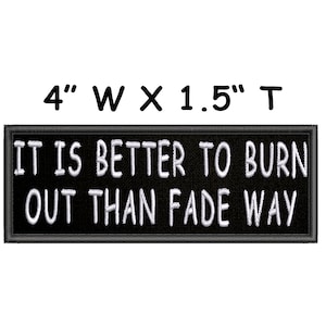 K&ouml;nnte beinhalten: Schwarzer gestickter Aufn&auml;her mit wei&szlig;em Text, der "IT IS BETTER TO BURN OUT THAN FADE WAY" lautet. Der Aufn&auml;her ist 10 cm breit und 3,8 cm hoch.