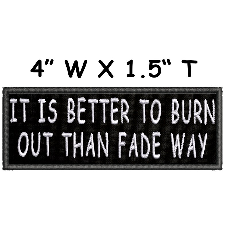 K&ouml;nnte beinhalten: Schwarzer gestickter Aufn&auml;her mit wei&szlig;em Text, der "IT IS BETTER TO BURN OUT THAN FADE WAY" lautet. Der Aufn&auml;her ist 10 cm breit und 3,8 cm hoch.