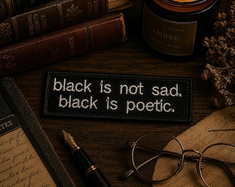 Schwarz ist nicht traurig, Schwarz ist poetisch – Aufnäher/Aufbügelaufnäher/Gothic-Humor-Geschenk/Gestickte Applikation zum Aufnähen für Kleidung, Westen/Jacken, Rucksäcke
