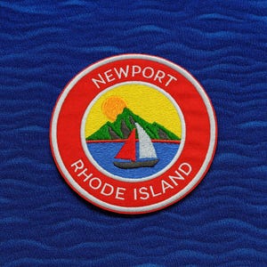 Newport, Rhode Island-patch/strijkpatch/strandsouvenircadeau/scène bergzeilboot/geborduurde opnaaibare appliqué voor jassen, draagtassen