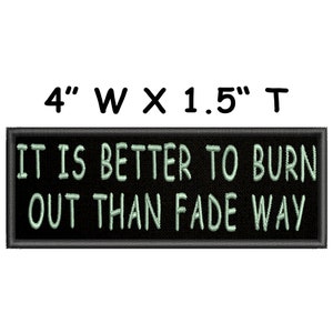 K&ouml;nnte beinhalten: Schwarzer gestickter Aufn&auml;her mit wei&szlig;em Text, der "IT IS BETTER TO BURN OUT THAN FADE WAY" lautet. Der Aufn&auml;her ist 4 Zoll breit und 1,5 Zoll hoch.
