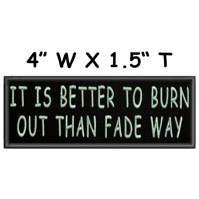K&ouml;nnte beinhalten: Schwarzer gestickter Aufn&auml;her mit wei&szlig;em Text, der "IT IS BETTER TO BURN OUT THAN FADE WAY" lautet. Der Aufn&auml;her ist 4 Zoll breit und 1,5 Zoll hoch.