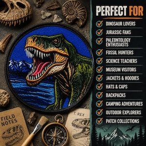 Könnte beinhalten: Ein runder gestickter Aufnäher mit einem grünen Tyrannosaurus Rex mit offenem Maul und rosa Zunge vor einer blauen Berglandschaft. Der Text lautet PERFECT FOR DINOSAUR LOVERS, JURASSIC FANS, PALEONTOLOGY ENTHUSIASTS, FOSSIL HUNTERS, SCIENCE TEACHERS, MUSEUM VISITORS, JACKETS & HOODIES, HATS & CAPS, BACKPACKS, CAMPING ADVENTURES, OUTDOOR EXPLORERS, PATCH COLLECTIONS.