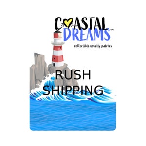 Könnte beinhalten: Ein rot-weißer Leuchtturm auf einer felsigen Klippe mit blauen Wellen, die gegen die Felsen schlagen. Der Text "COASTAL DREAMS" befindet sich über dem Leuchtturm, und der Text "RUSH SHIPPING" befindet sich unter dem Leuchtturm.