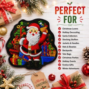 Könnte beinhalten: Ein schwarz umrandeter gestickter Aufnäher mit einem farbenfrohen Weihnachtsmann, umgeben von verpackten Geschenken und einem Weihnachtsbaum. Der Aufnäher zeigt aufwendige Stickereien in Rot, Weiß, Grün und Blau, die den Weihnachtsmann darstellen.