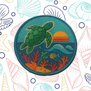 K&ouml;nnte beinhalten: Ein runder, gestickter Aufn&auml;her mit einer gr&uuml;nen Meeresschildkr&ouml;te, die &uuml;ber einem blauen Ozean mit untergehender Sonne schwimmt. Korallen und ein Fisch sind unter Wasser sichtbar. Der Hintergrund ist wei&szlig; mit Muschelbildern.