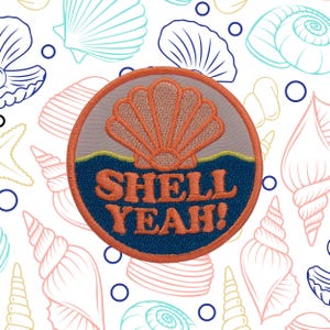 Peut inclure: &Eacute;cusson brod&eacute; avec un motif de coquillage et les mots "SHELL YEAH!" en orange. L'&eacute;cusson a un fond gris avec une bordure orange et un motif de vagues bleues. Le fond est blanc avec des illustrations de coquillages.