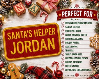Może przedstawiać: Prostokątna czerwona naszywka ze złotą obwódką i wyhaftowanym złotym napisem SANTA'S HELPER JORDAN. Obok znajduje się lista pod nagłówkiem PERFECT FOR zawierająca pozycje takie jak spersonalizowane prezenty świąteczne i stroje rodzinne.