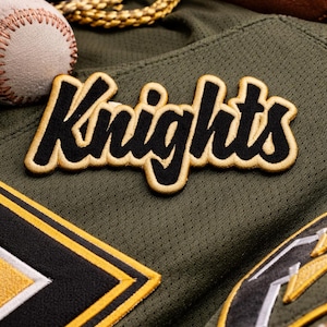 Parche termoadhesivo bordado con texto de los Knights, varios tamaños, nombre del equipo, colores personalizables - Colores de mascota escolar