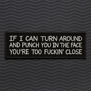Parche "Eres demasiado cerca" de 4 pulgadas, bordado para planchar o coser, para chaleco, chaqueta, ropa, mochila. Humor negro, sarcástico, grosero y divertido.