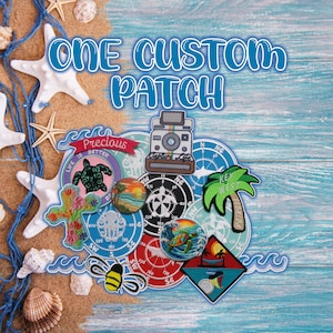 Pode incluir: Uma coleção de patches bordados coloridos com vários desenhos, incluindo uma câmera, uma bússola, uma palmeira, uma tartaruga e uma abelha. Os patches estão dispostos sobre uma superfície de madeira com um fundo azul e branco. O texto "ONE CUSTOM PATCH" está escrito em letras grandes na parte superior da imagem.