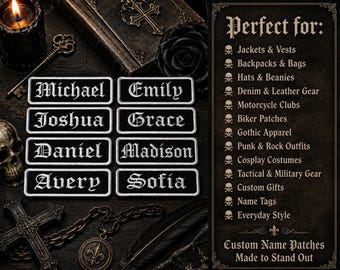 Puede incluir: Ocho parches rectangulares de tela negra con nombres bordados en blanco, incluyendo Michael, Emily, Joshua, Grace, Daniel, Madison, Avery y Sofia. El texto está en una fuente gótica. A la derecha hay una lista de aplicaciones impresa.