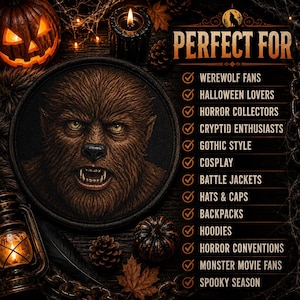 Könnte beinhalten: Ein runder gestickter Aufnäher mit einem detaillierten braunen Werwolfgesicht, gelben Augen und gefletschten Zähnen. Der Text lautet: PERFECT FOR WEREWOLF FANS, HALLOWEEN LOVERS, HORROR COLLECTORS, CRYPTID ENTHUSIASTS, GOTHIC STYLE, COSPLAY, BATTLE JACKETS, HATS & CAPS, BACKPACKS, HOODIES, HORROR CONVENTIONS, MONSTER MOVIE FANS, SPOOKY SEASON.