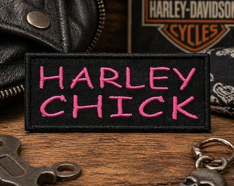 Aplique bordado Harley Chick para costurar em roupas, coletes, jaquetas e chapéus.