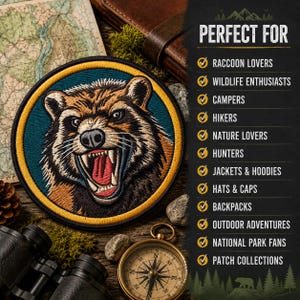 Puede incluir: Un parche bordado circular que muestra la cara detallada de un mapache con los dientes al descubierto, sobre un fondo verde azulado oscuro con un borde amarillo grueso. El texto a la derecha dice: PERFECT FOR RACCOON LOVERS, WILDLIFE ENTHUSIASTS, CAMPERS, HIKERS, NATURE LOVERS, HUNTERS, JACKETS & HOODIES, HATS & CAPS, BACKPACKS, OUTDOOR ADVENTURES, NATIONAL PARK FANS, PATCH COLLECTIONS.
