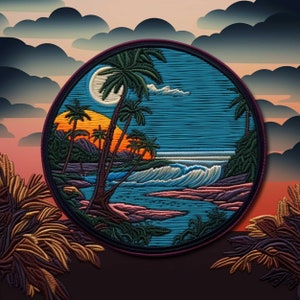 Puede incluir: Un parche bordado circular que representa una escena de playa tropical con palmeras, una luna creciente y una ola rompiendo en la orilla. Los colores son vibrantes e incluyen tonos de azul, verde, amarillo y naranja.