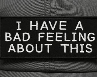 Toppa Ricamata Termoadesiva 'People Say I Have A Bad Attitude' – 10 X 3,8 Cm