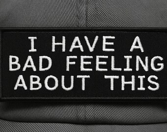 Toppa Ricamata Termoadesiva 'People Say I Have A Bad Attitude' – 10 X 3,8 Cm