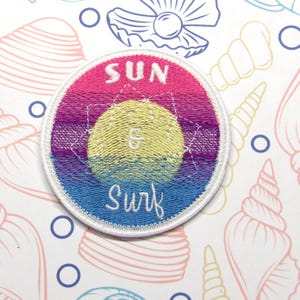 Patch Gradiente Sun & Surf – Aplique Bordado para Passar na Praia para Mochilas e Jaquetas, Patch de Surf, Lembrança com Clima de Praia Tropical