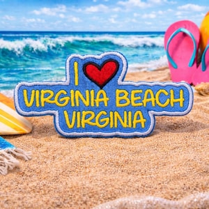 Puede incluir: Una taza de cerámica blanca con un asa negra y el texto "But First, Coffee" en negro, con una fuente de estilo manuscrito. La taza está sobre una superficie blanca.