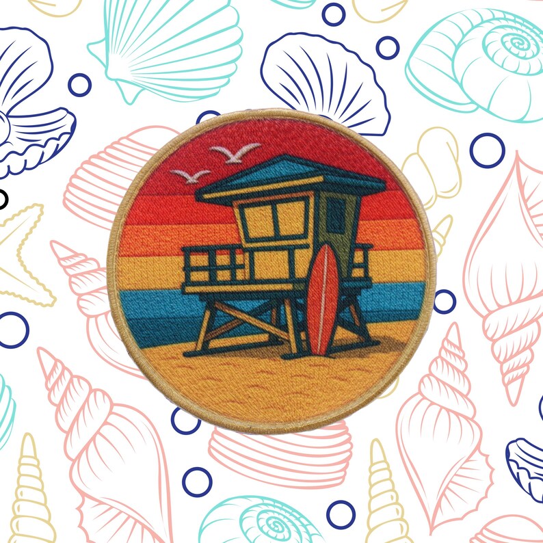 Pode incluir: Patch bordado com um tema de praia, mostrando uma torre de salva-vidas e uma prancha de surf. O design apresenta um p&ocirc;r do sol com listras vermelhas, laranja e amarelas e dois p&aacute;ssaros. O patch &eacute; redondo com uma borda bege.