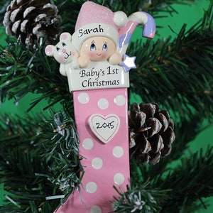 Babys erstes Weihnachten Personalisierte Verzierung glücklicher Stammbaum XMas Dekoration f Weihnachtsgeschenk / personalisiert Hers Stammbaum Dekor Spielerei