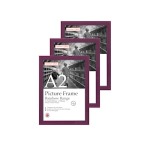 Puede incluir: Tres marcos de fotos A2 con borde morado oscuro. Los marcos muestran una foto en blanco y negro de niños en un puente. El texto en el marco dice "Picture Frame Rainbow Range" y puede contener fotos de 420 mm x 594 mm.