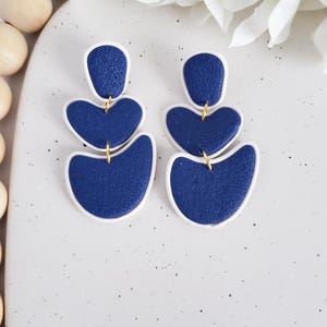 Boucles d&#39;oreilles en argile de Santorin, bijoux tendance en polymère bleu grec et blanc