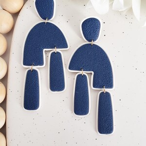 Boucles d&#39;oreilles en argile de Santorin, bijoux tendance bleus grecs et blancs