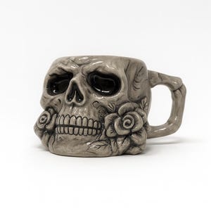 Taza de cerámica con diseño de calavera gris y rosa – Taza gótica de Halloween con asa de hueso, 473 ml