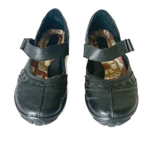 BORN Crown W31381 Handcrafted Black Mary Jane - Hook and Logo -  Flat Women size 9