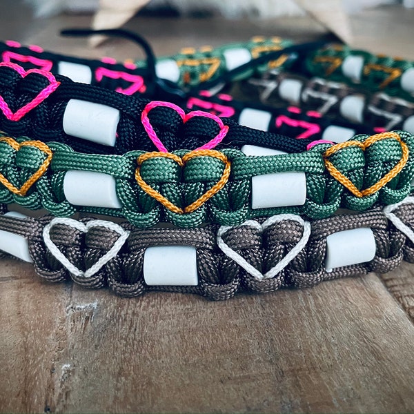 BoJaBu | EM-Keramik Zeckenband auf Maß in Wunschfarbe mit Herzen aus Paracord | Zeckenkette | Hund