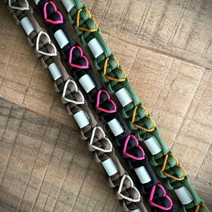 BoJaBu EM-Keramik Zeckenband auf Maß in Wunschfarbe mit Herzen aus Paracord Zeckenkette Hund Bild 2