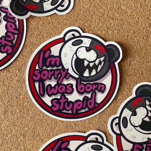 Monokuma „Przepraszam, urodziłem się głupi” Naklejka winylowa Danganronpa XL 60 x 60 mm
